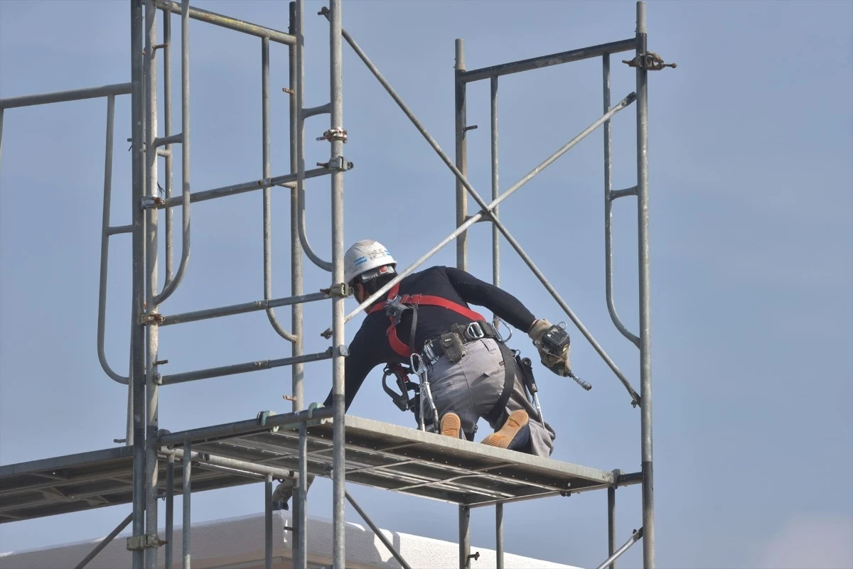高所の足場を解体するスタッフ